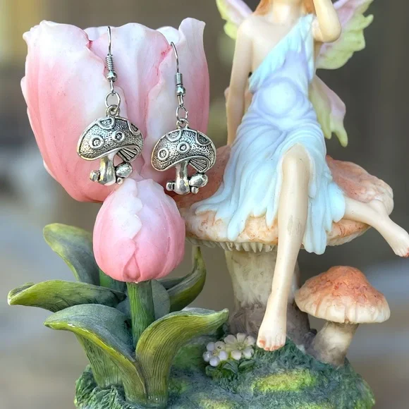 Beautiful silver mushroom charm dangle earrings - Picture 3 of 5